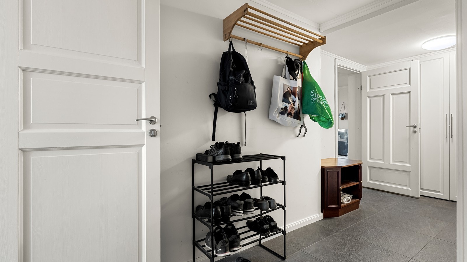 Lys og fin entré med rikelig med plass til oppbevaring Galleribilde