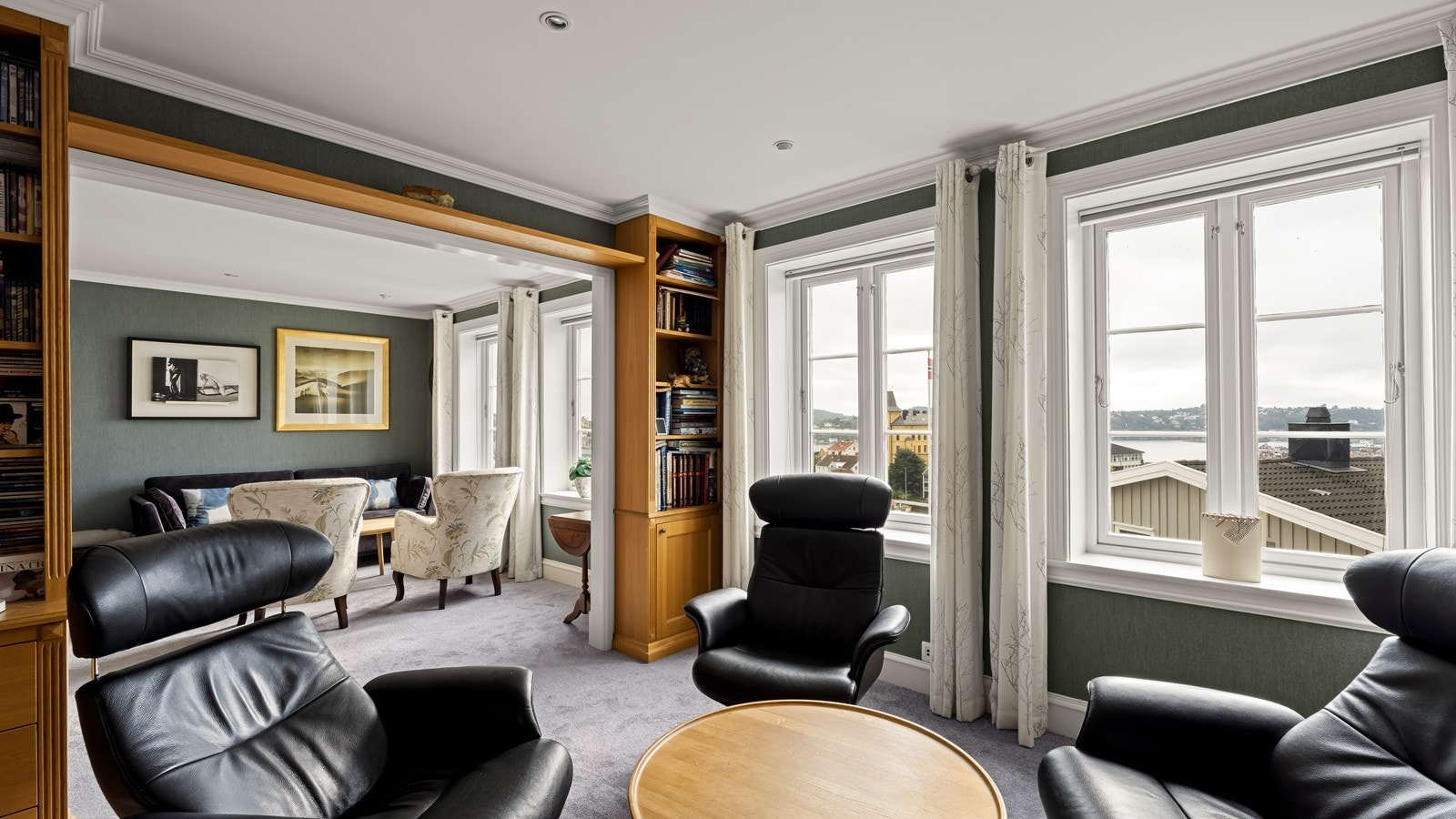 Fra kjøkkenet er det videre adkomst til tv-stue som også kan fungere utmerket som separat spisestue Galleribilde