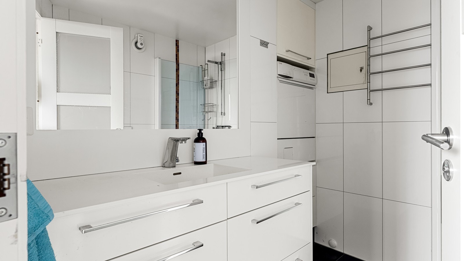 Lyst og delikat bad med praktisk vaskenisje Galleribilde