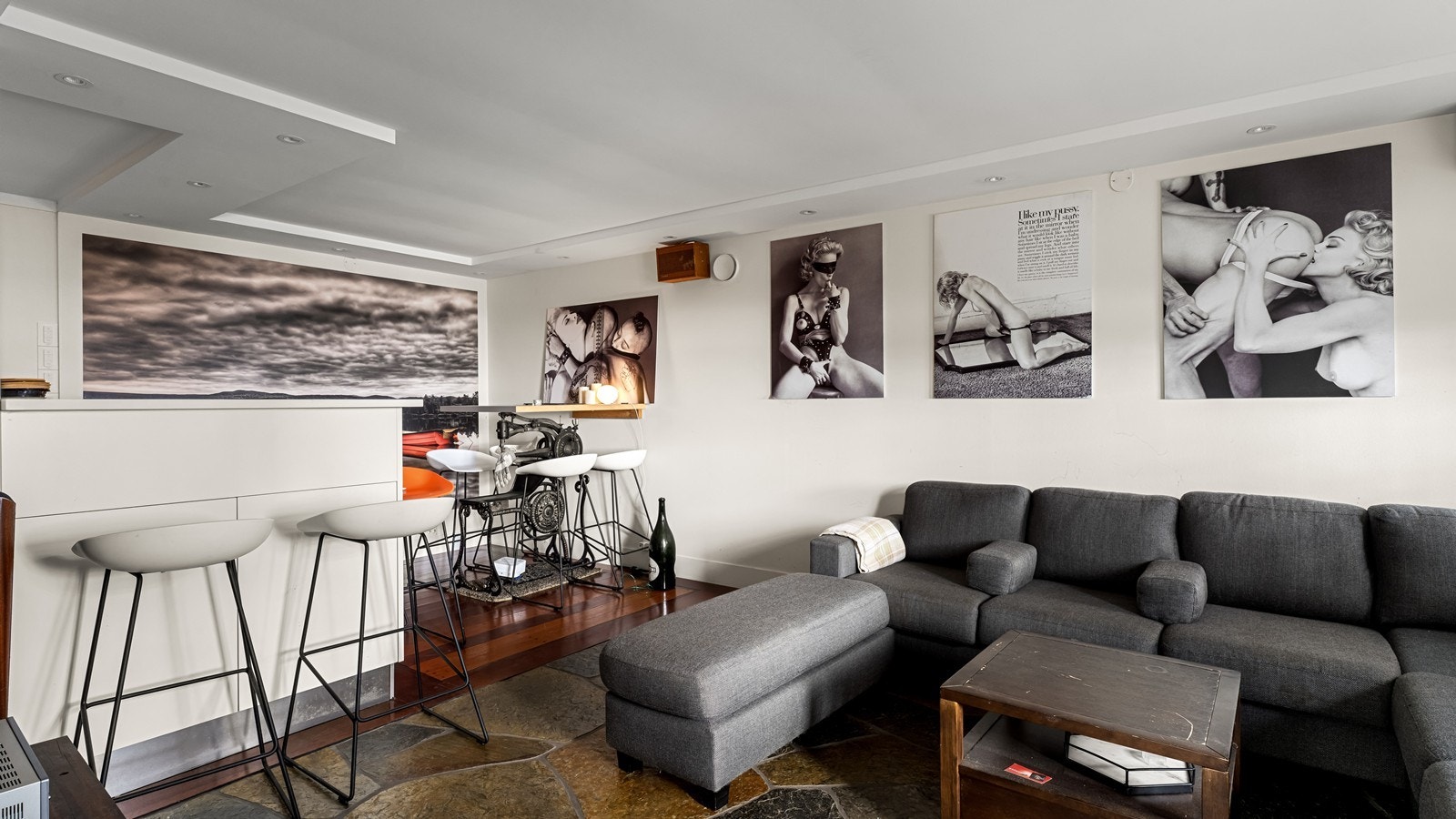 I stuen er det god plass til stor sofagruppe og spisegruppe Galleribilde