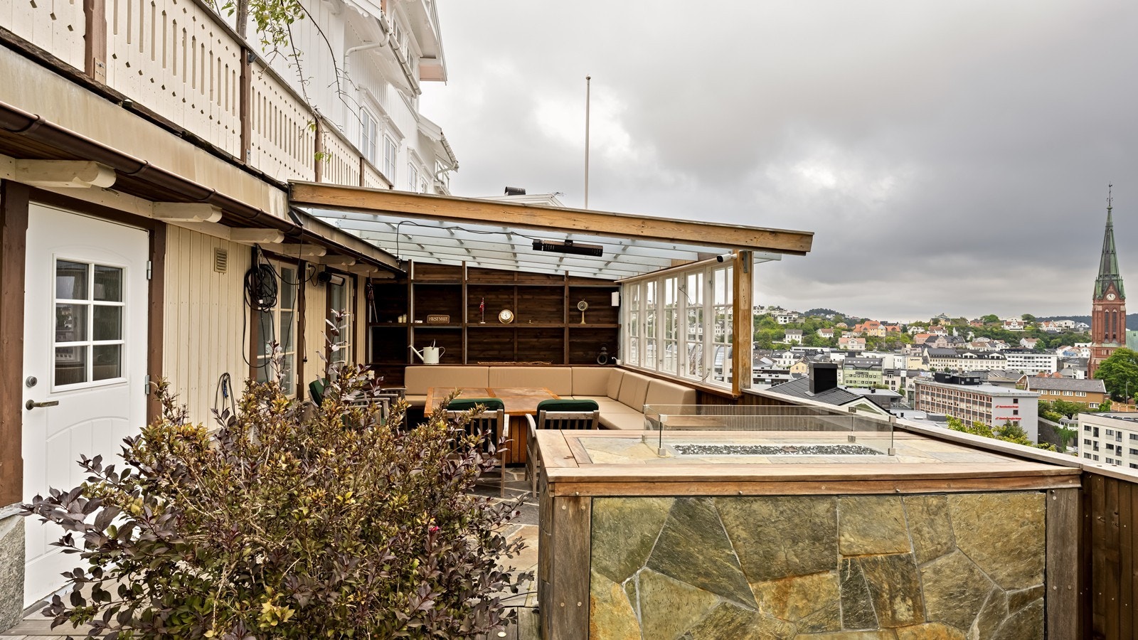 Hyggelig og pent opparbeidet uteområde med skiferdekke. Galleribilde