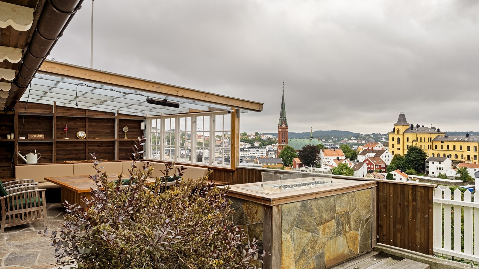 Flott, skiferlagt barløsning med gasspeis som følger boligen ved salg Galleribilde