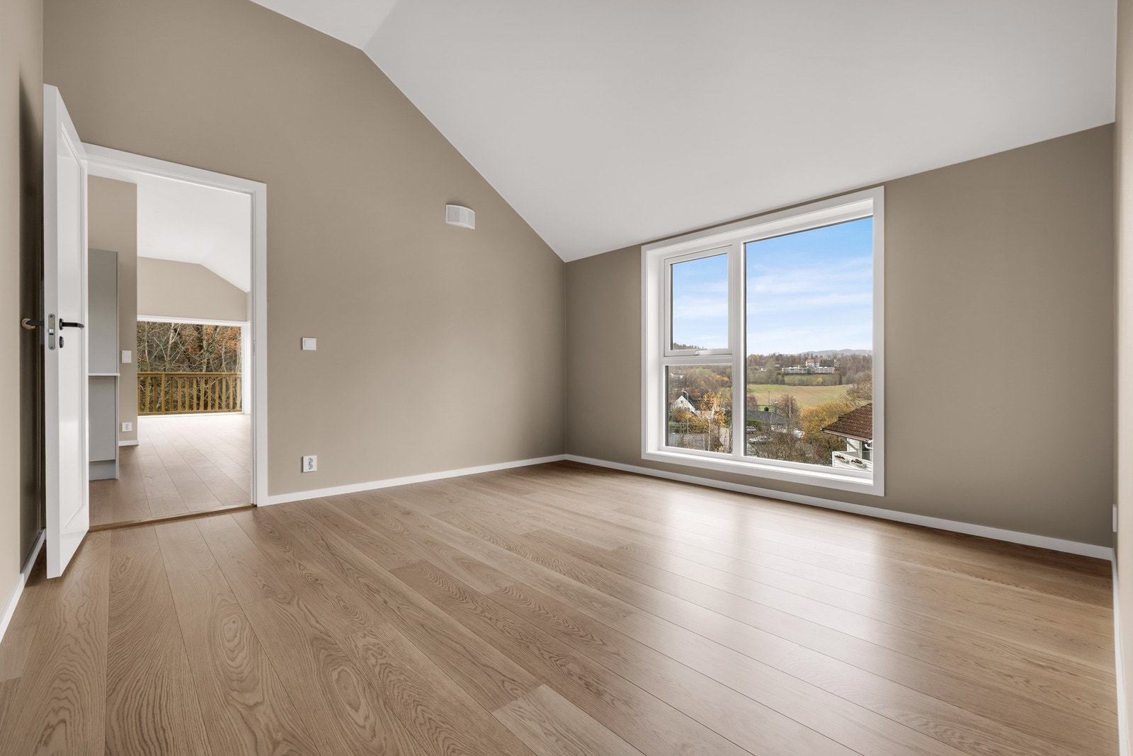 Hovedsoverom med tilgang til walk-in closet og on suite bad/wc. Galleribilde