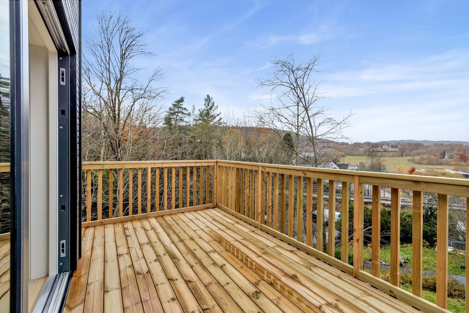 Solrik terrasse med utsikt mot kolsåstoppen Galleribilde