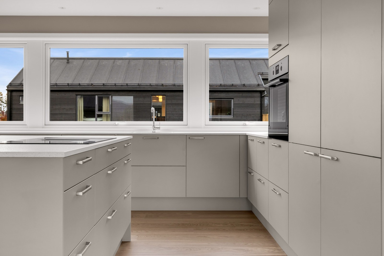 Kjøleskap og fryser i høyskap Galleribilde