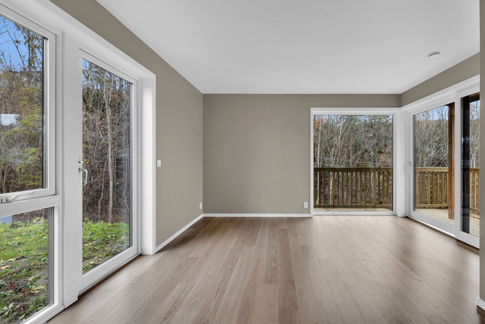 Tv-stue / lekerom til ungene med utgang til terrasse og hage. Galleribilde