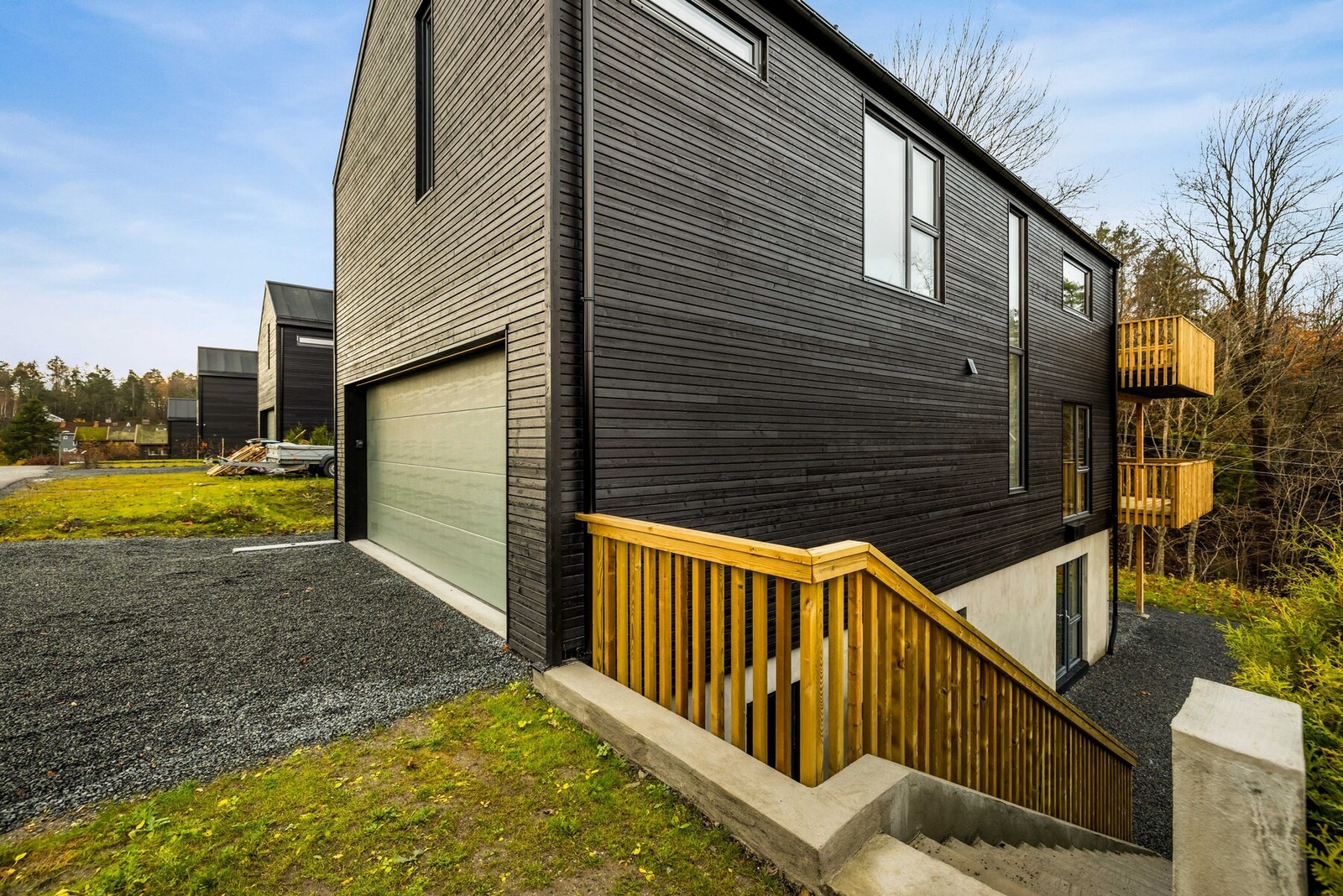 Trapp ned til hybel og nedre del av hagen. Galleribilde