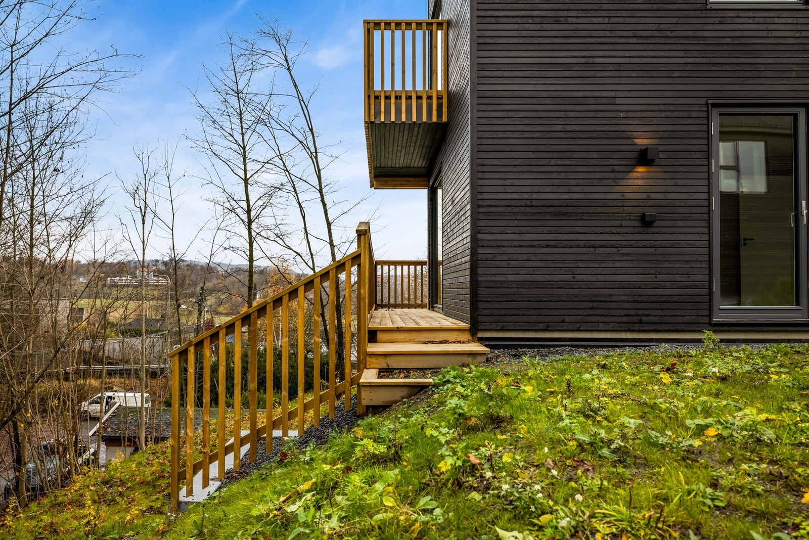 Tilgang til terrassen fra hagen. Galleribilde