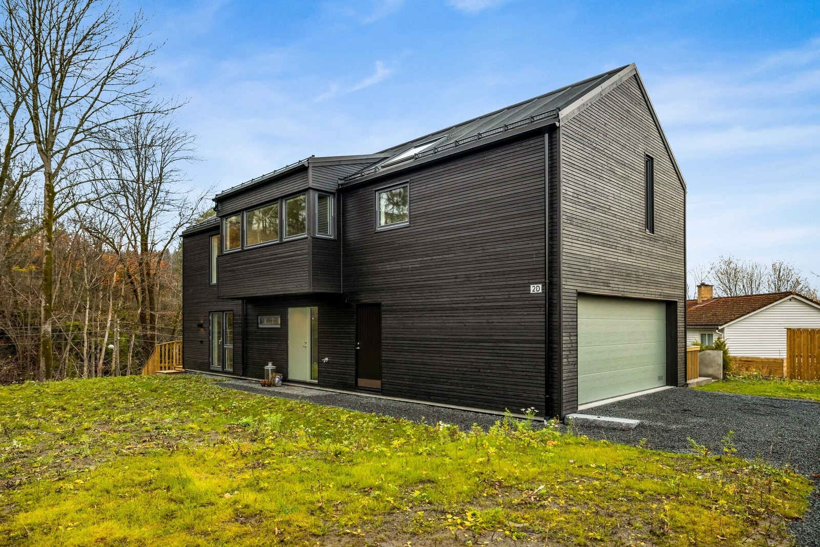 Fasaden sett fra inngangspartiet og hagen Galleribilde