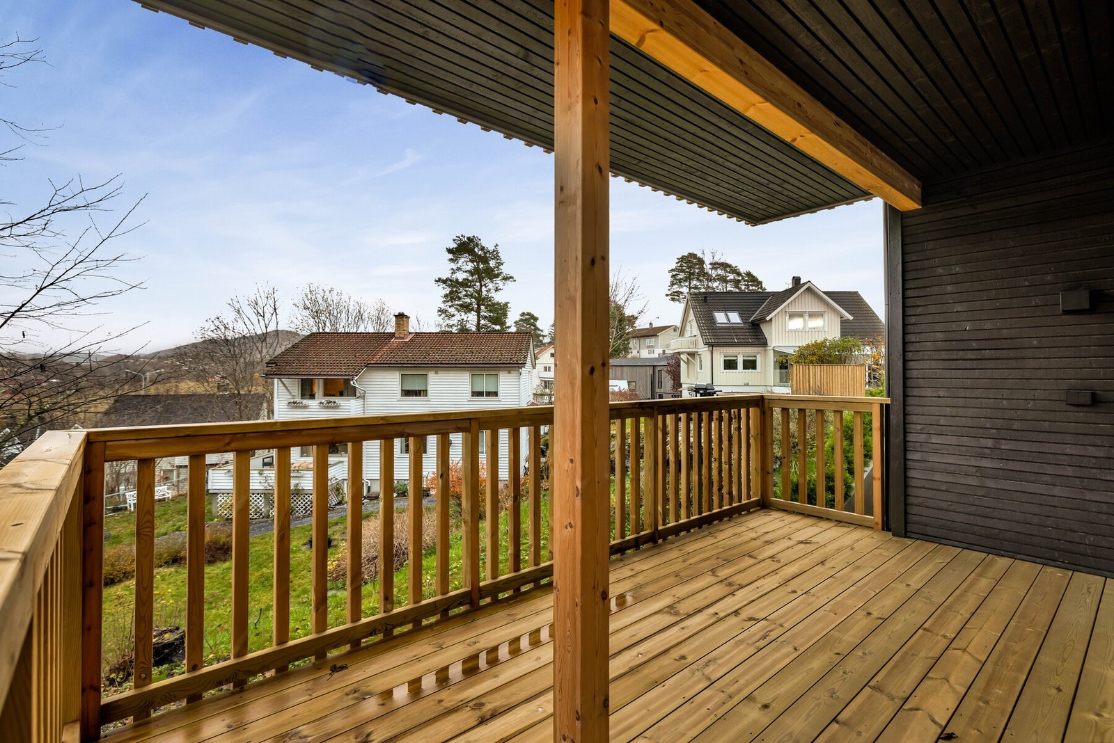 Terrasse med tilgang til tv-stuen i 1 etg. Galleribilde