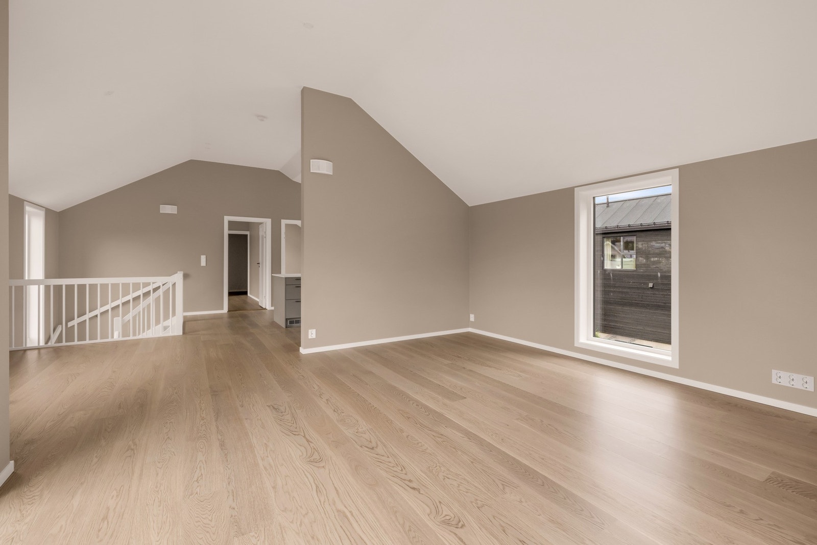 Stor stue med plass til spisestue og en salong. Galleribilde