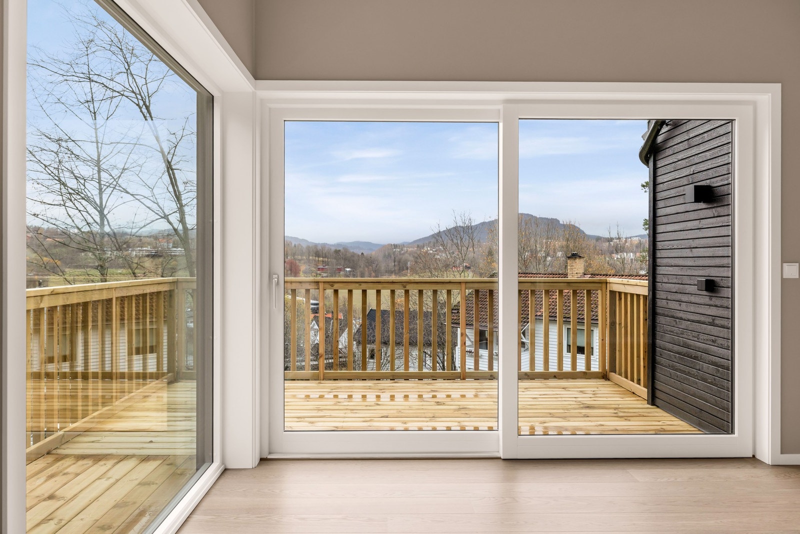 Utgang til solrik terrasse. Galleribilde