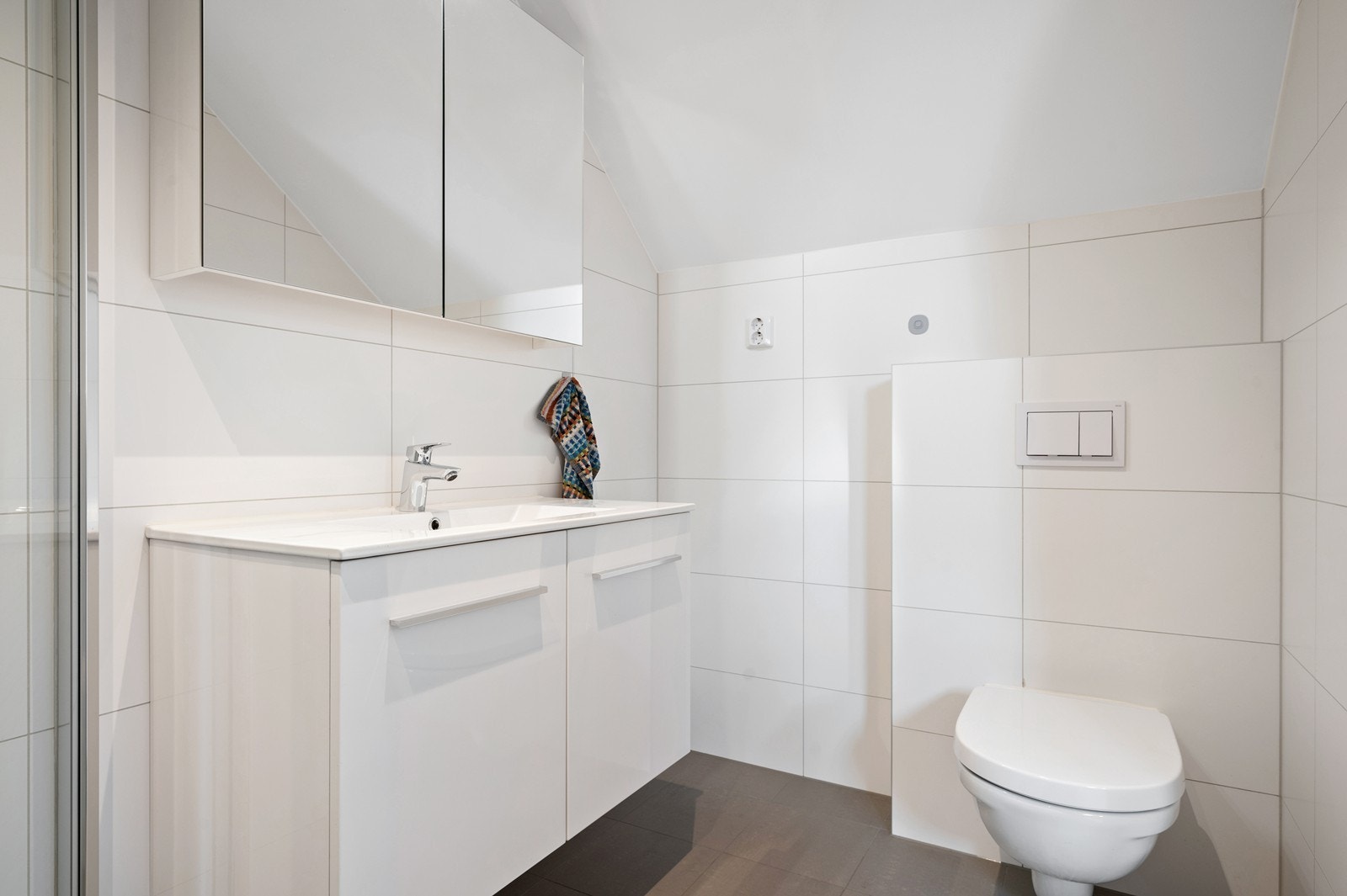 Bad i 2.etasje har også fliser på vegger og gulv Galleribilde