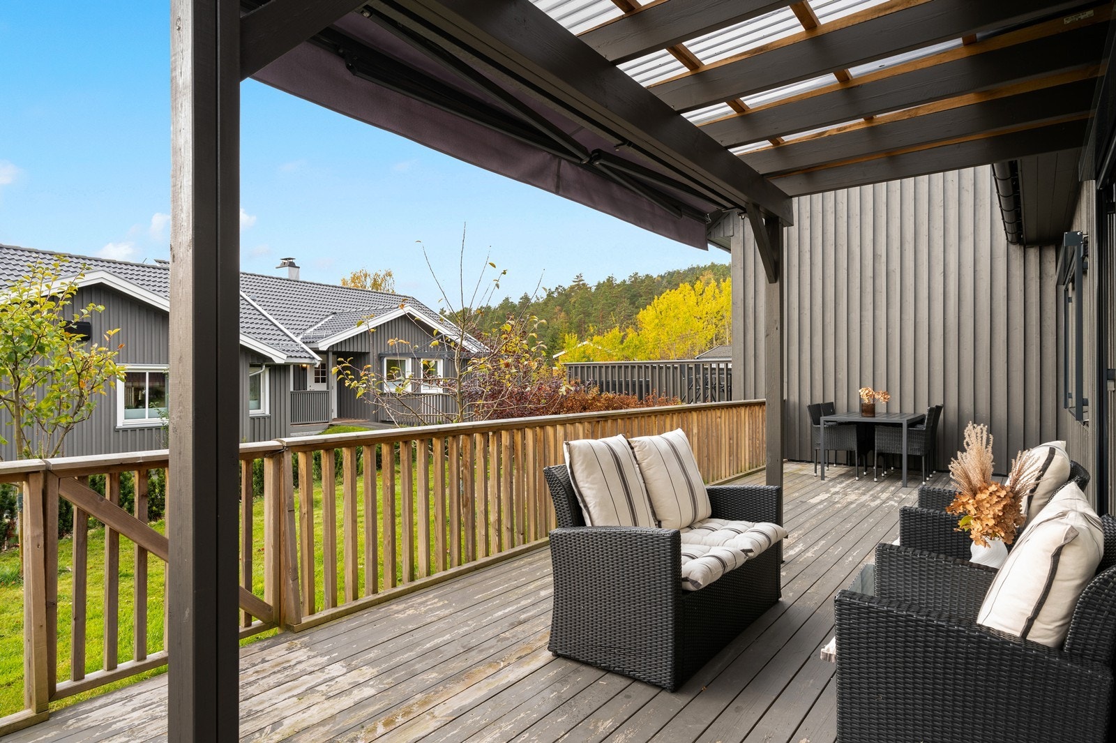 Terrassen er delvis overbygget, med uttrekkbar markise Galleribilde