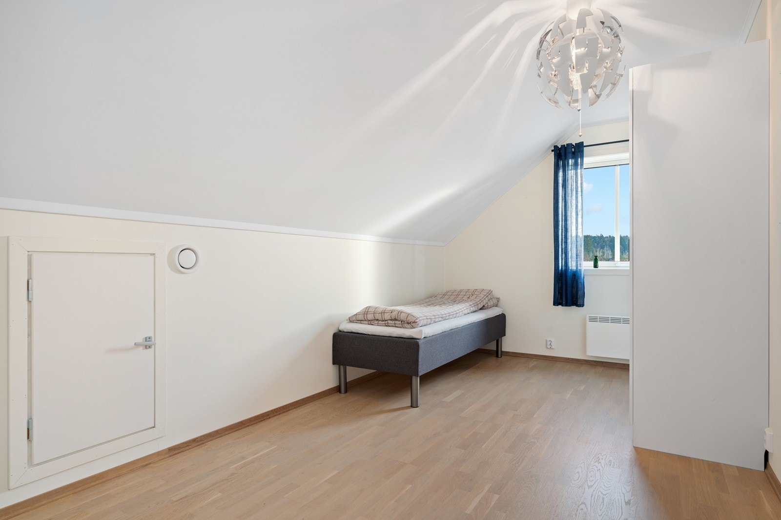 Soverom 2 ligger i andre etasje, med gode lysforhold og god plass til diverse møblering. Galleribilde