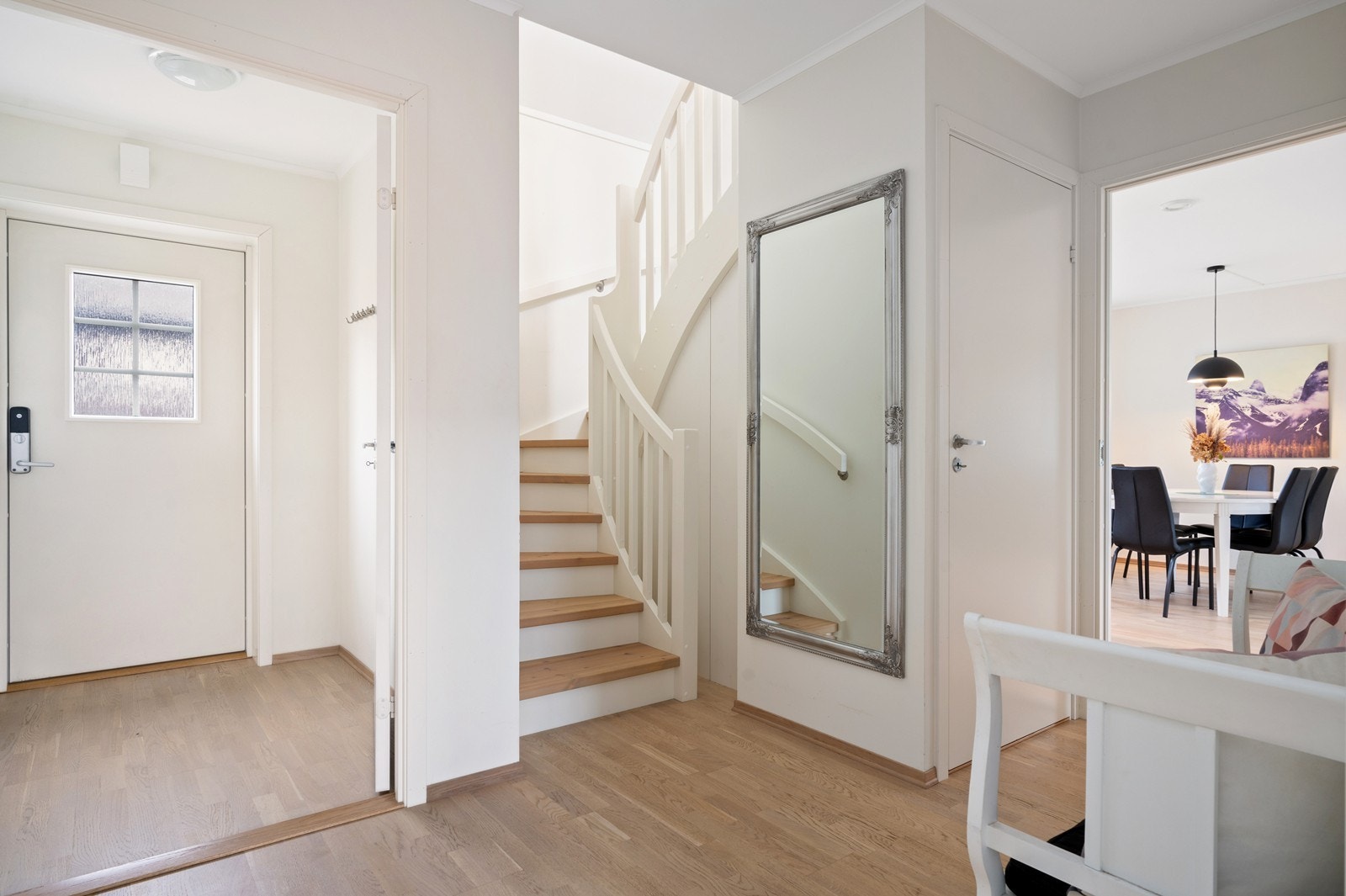 Praktisk mellomgang med trapp opp til 2. etasje, samt bod plassert under trappen Galleribilde