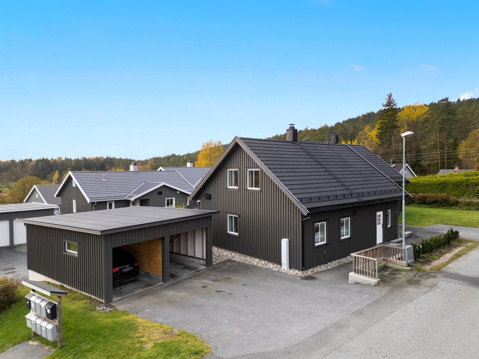 Til boligen følger også en halvpart av garasje med bod i bakkant. Galleribilde