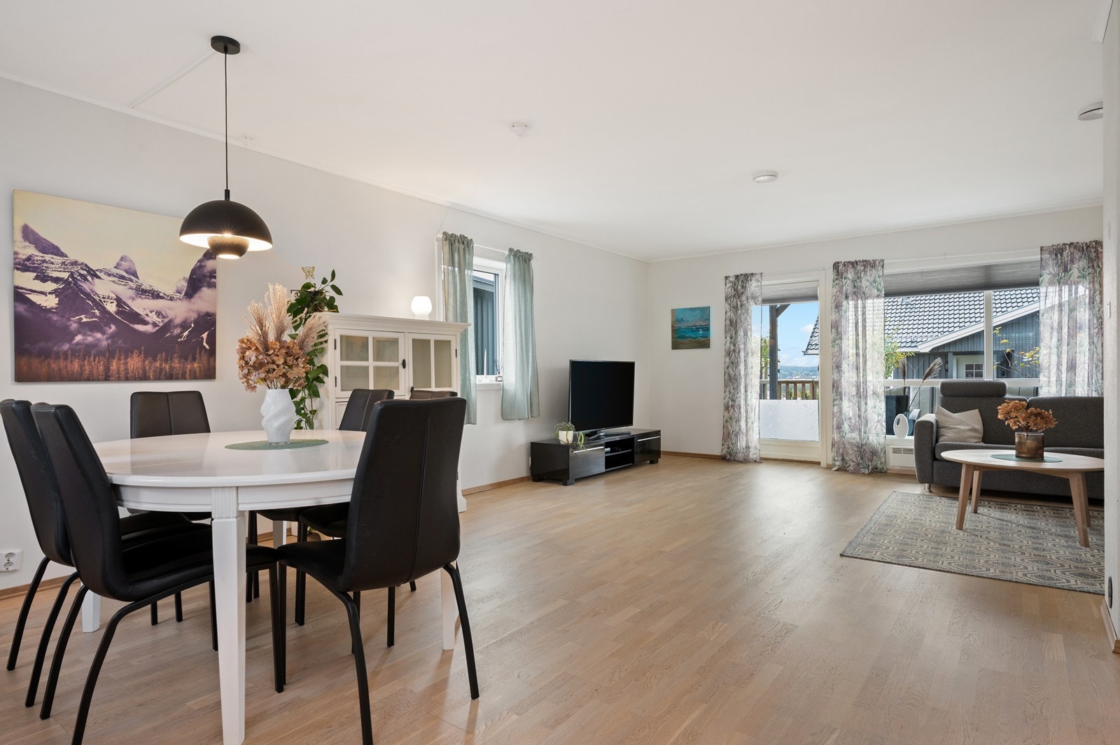 Den åpne stue- og kjøkkenløsningen gir god plass til både sofa- og spisegruppe. Galleribilde