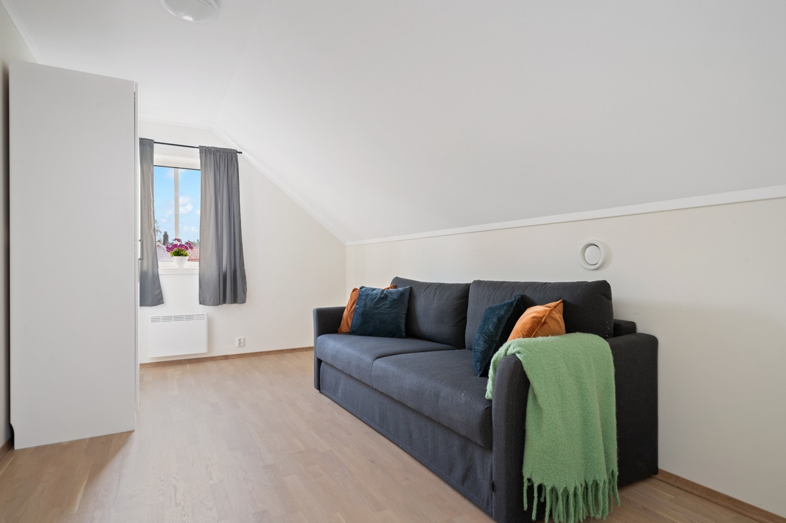 Soverom 3 er også plassert i 2. etasje og tilbyr romslige arealer. Galleribilde