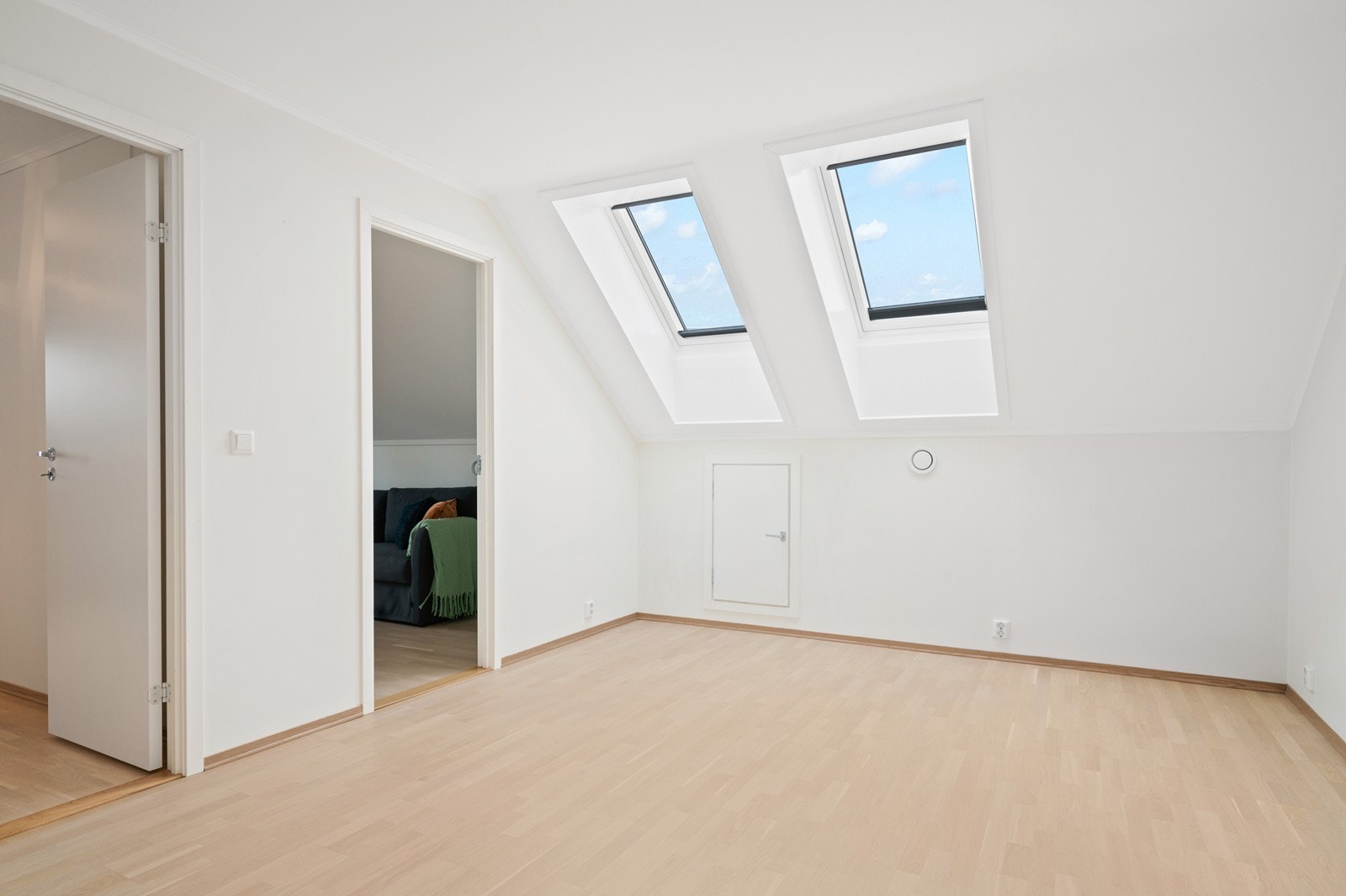 Takvinduer som gir godt med naturlig lys og skaper en lys og luftig atmosfære Galleribilde