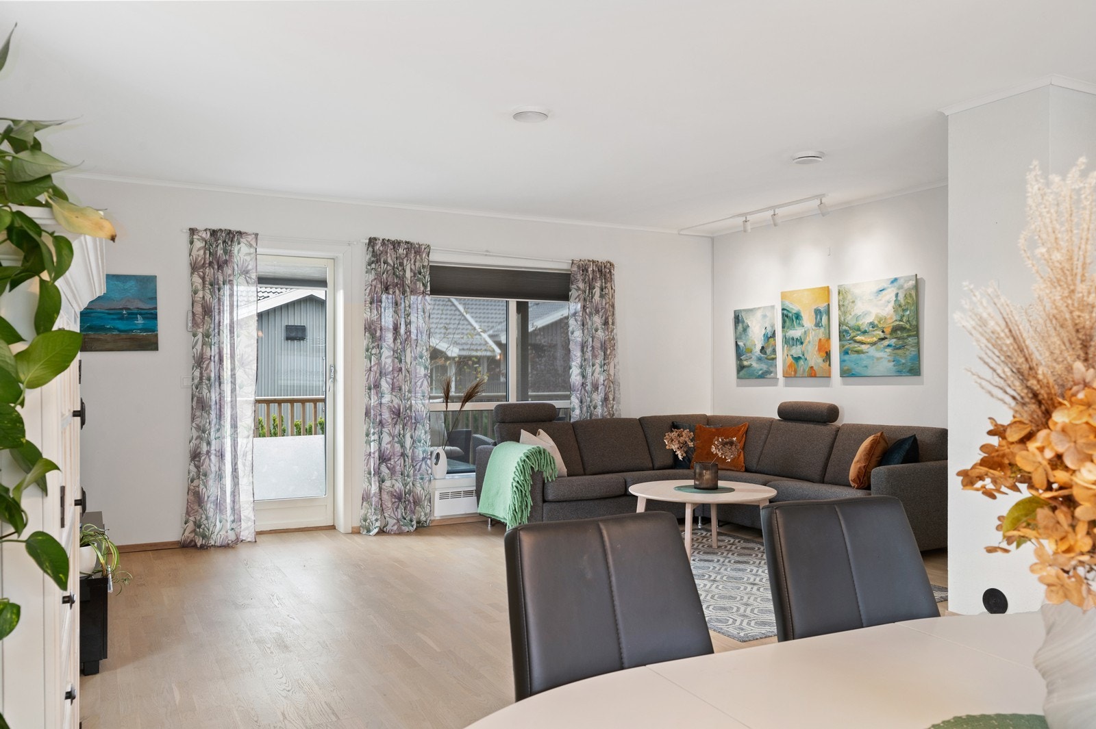 Rommet oppleves åpent og funksjonelt med gode lysforhold. Galleribilde