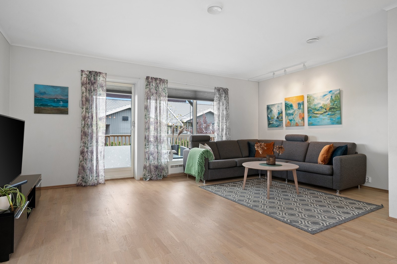 Fra stuen er det direkte adkomst til terrassen Galleribilde