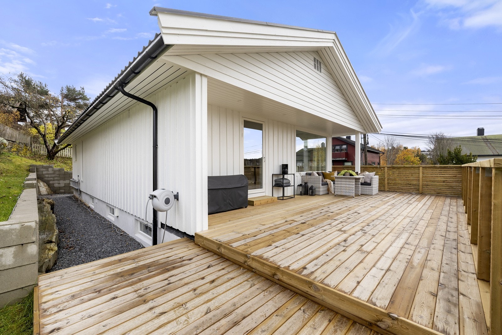 - Stor terrasse med plass til ønsket utendørsmøblement - Galleribilde