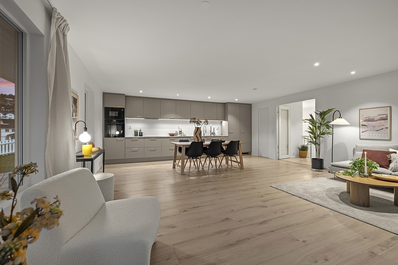 - Åpen løsning mellom stue og kjøkken - Galleribilde