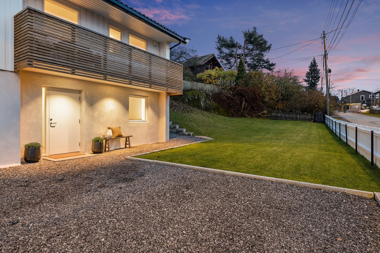 - Opparbeidet tomt med plen - Galleribilde