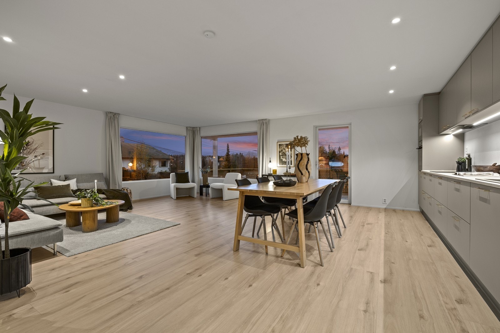 - Åpen løsning mot kjøkken gir et luftig og sosialt oppholdsrom - Galleribilde