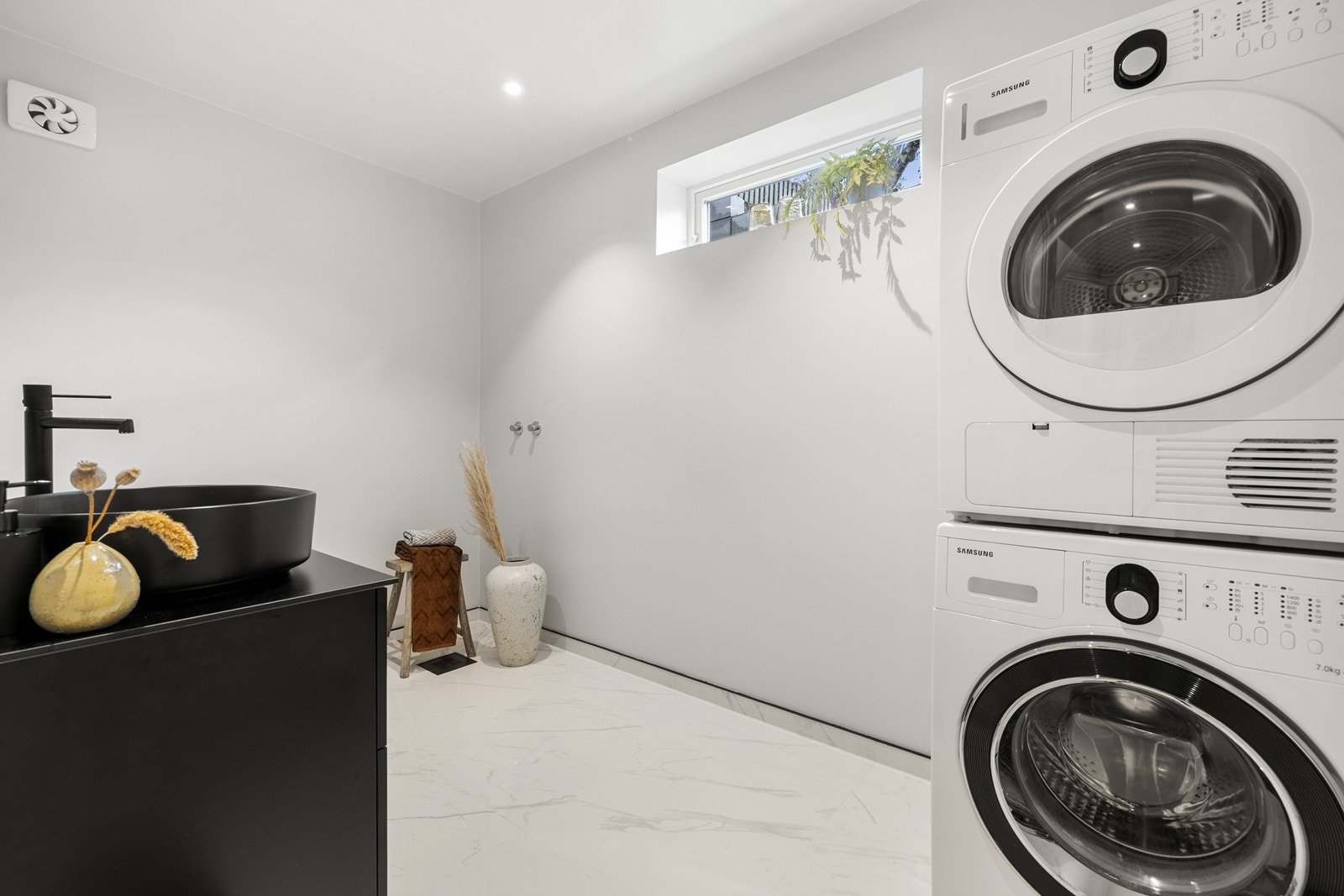 - Romslig vaskerom med mulighet for dusj - Galleribilde