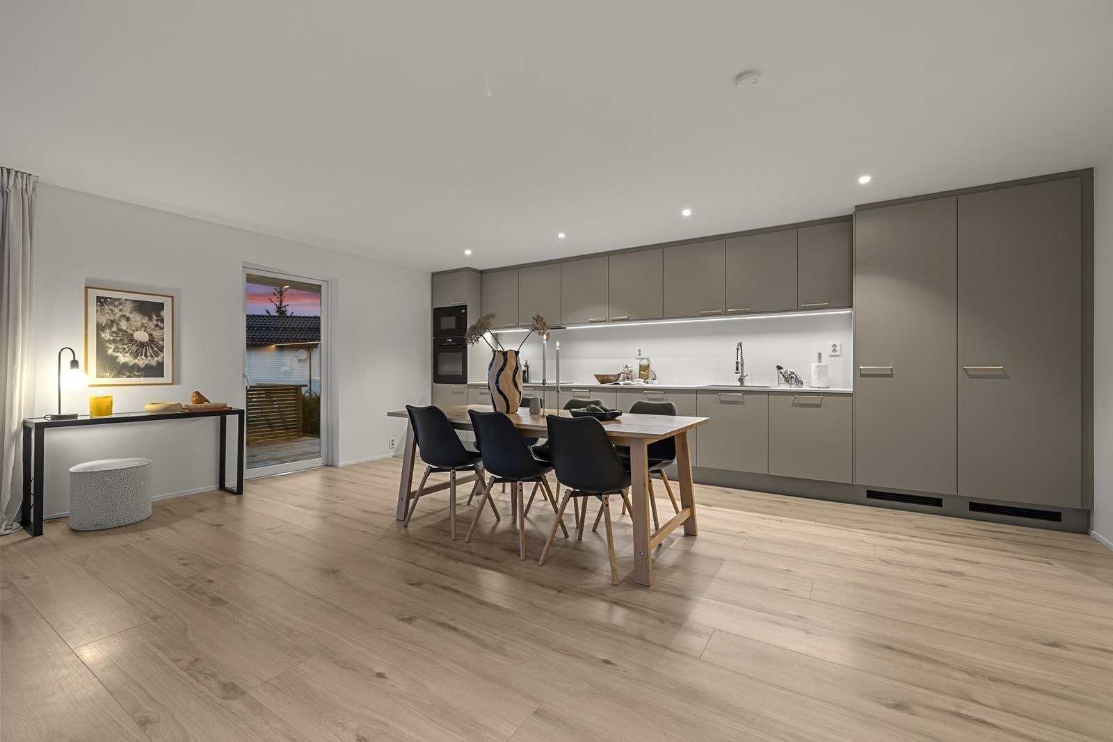 - Rikelig med skap- og benkeplass - perfekt for den som liker å lage mat - Galleribilde