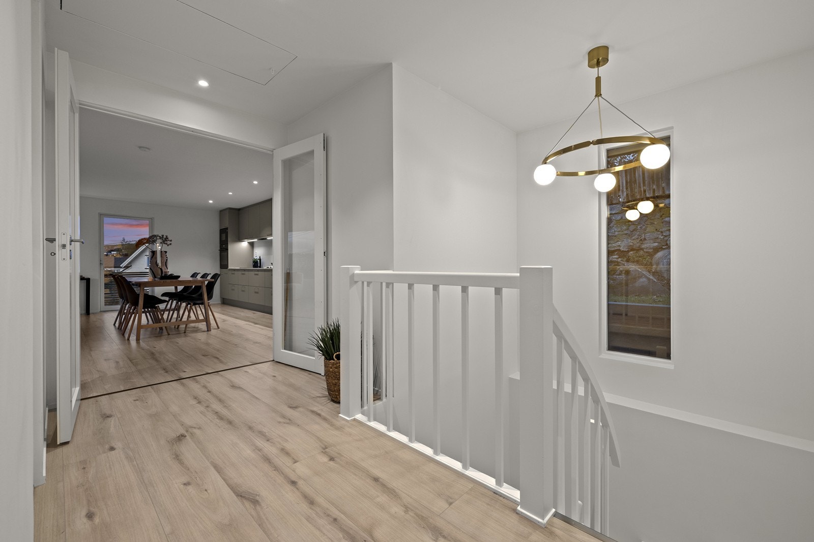 - Lyst og luftig trapperom som binder etasjene sammen - Galleribilde