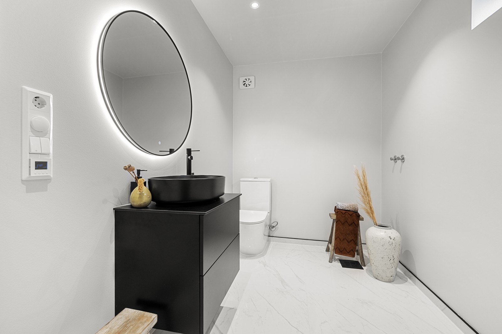 - Praktisk vaskeromsdel med plass til vaskemaskin og tørketrommel - Galleribilde