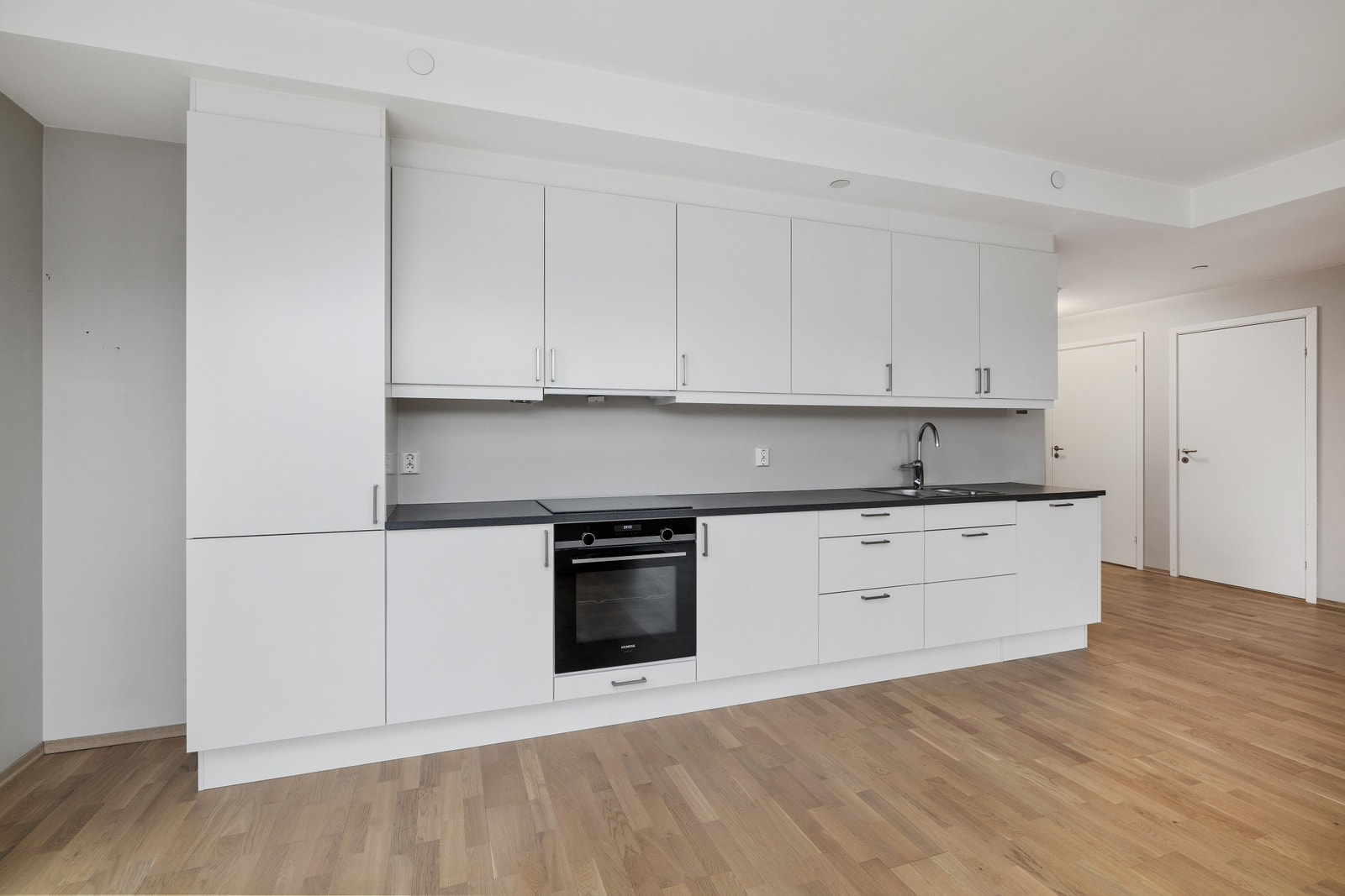 Kjøkken fra Sigdal, integrert komfyr og oppvaskmaskin Galleribilde