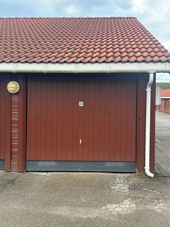 Det medfølger en garasjeplass med el-port. Galleribilde