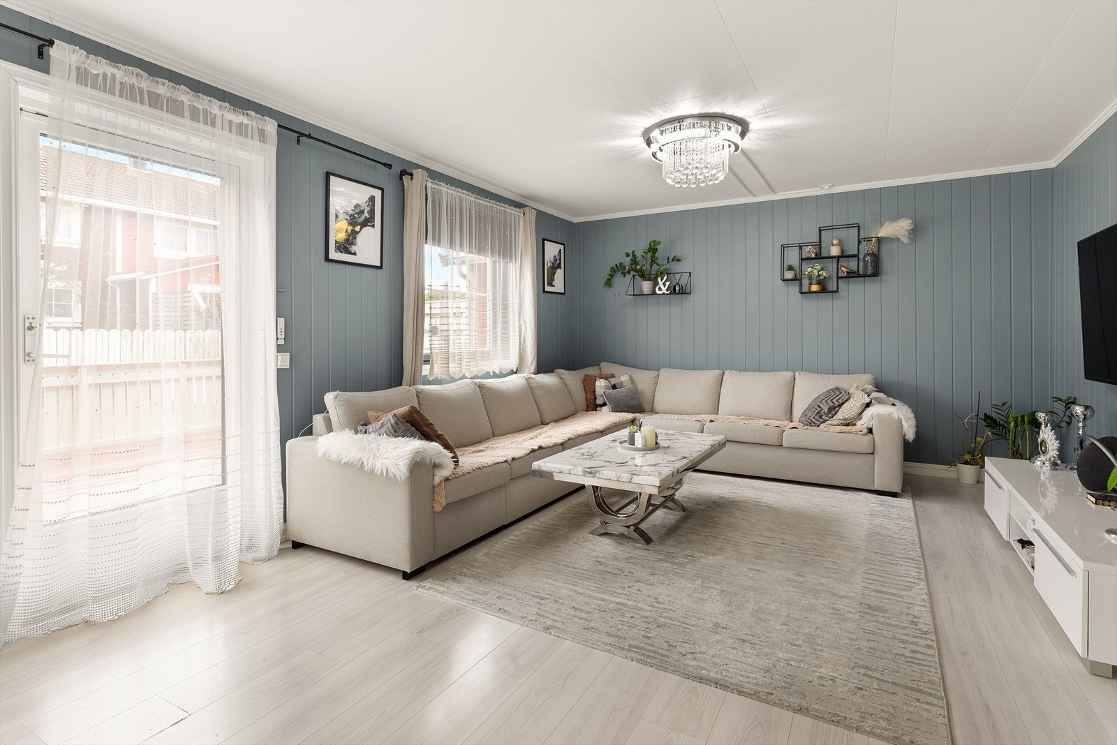 God plass til stor sofagruppe med tilhørende møblement. Galleribilde