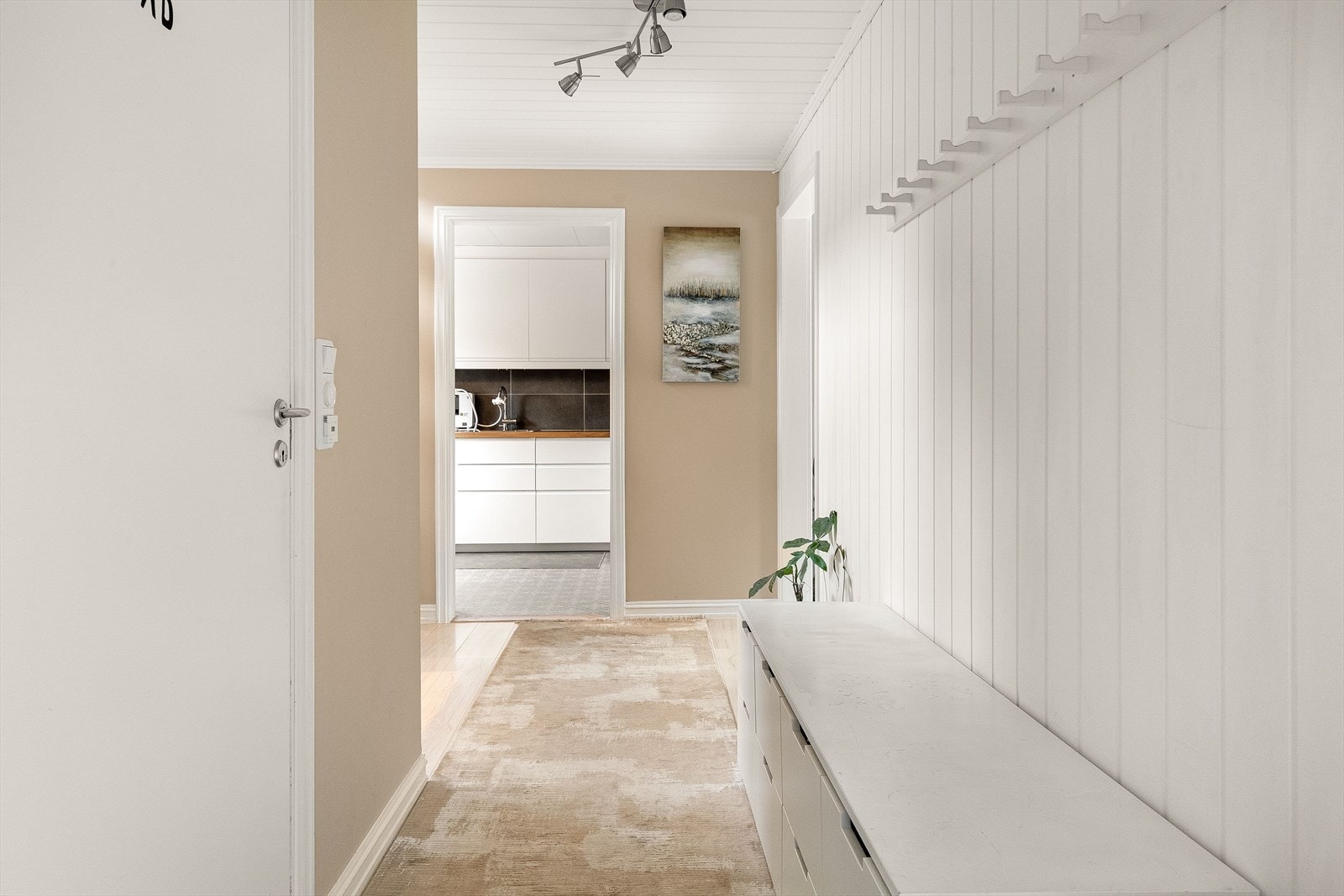 Ved inngangspartiet og gangen er det god plass til oppheng for yttertøy og lagring av skotøy. Galleribilde