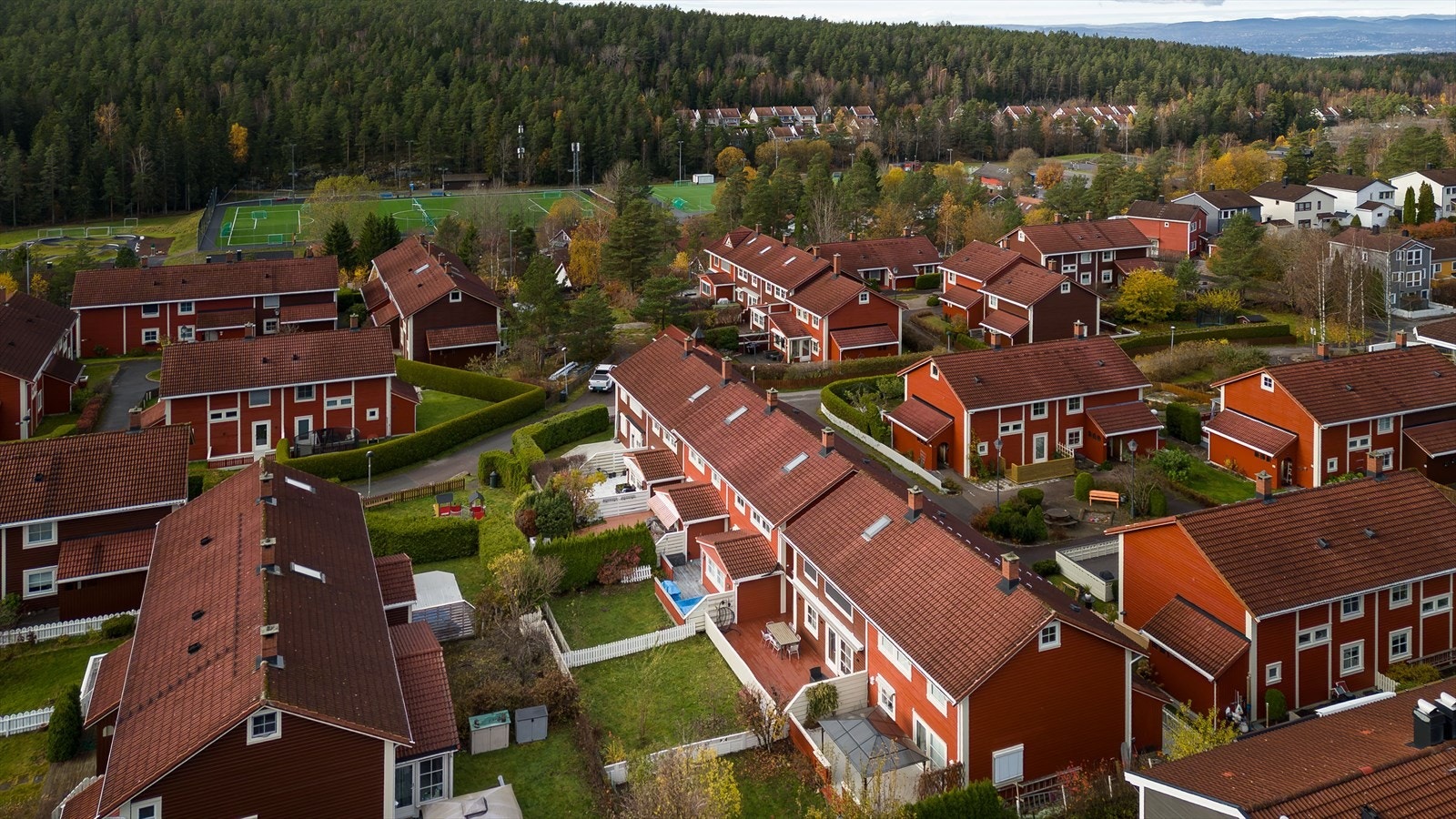 Kollektivtilbudet i området består av buss, tog og T-bane. Nærmeste holdeplass er Bjørndal som ligger ca. 3 minutters gange fra boligen. Galleribilde