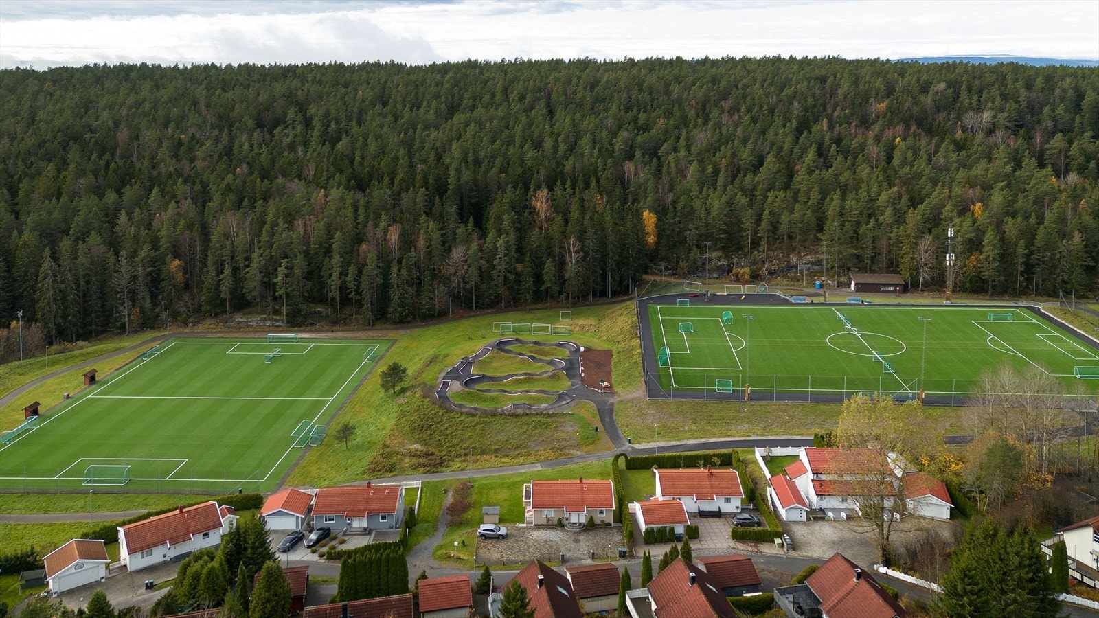 Bjørndal har en aktiv sportsforening og en flott idrettspark med flere fotballbaner, tennisbaner, cricketpitch, basket, kulestøt, lengdehopp og sandvolleyball. Vinterstid er det lysløype på ca. 2 km i idrettsparken. Galleribilde