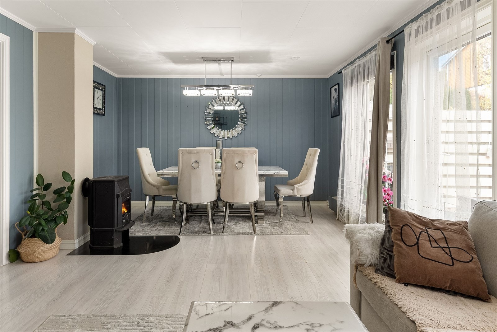 Rekkehuset er oppvarmet via radiatorer med mulighet for app-styring av disse. Galleribilde