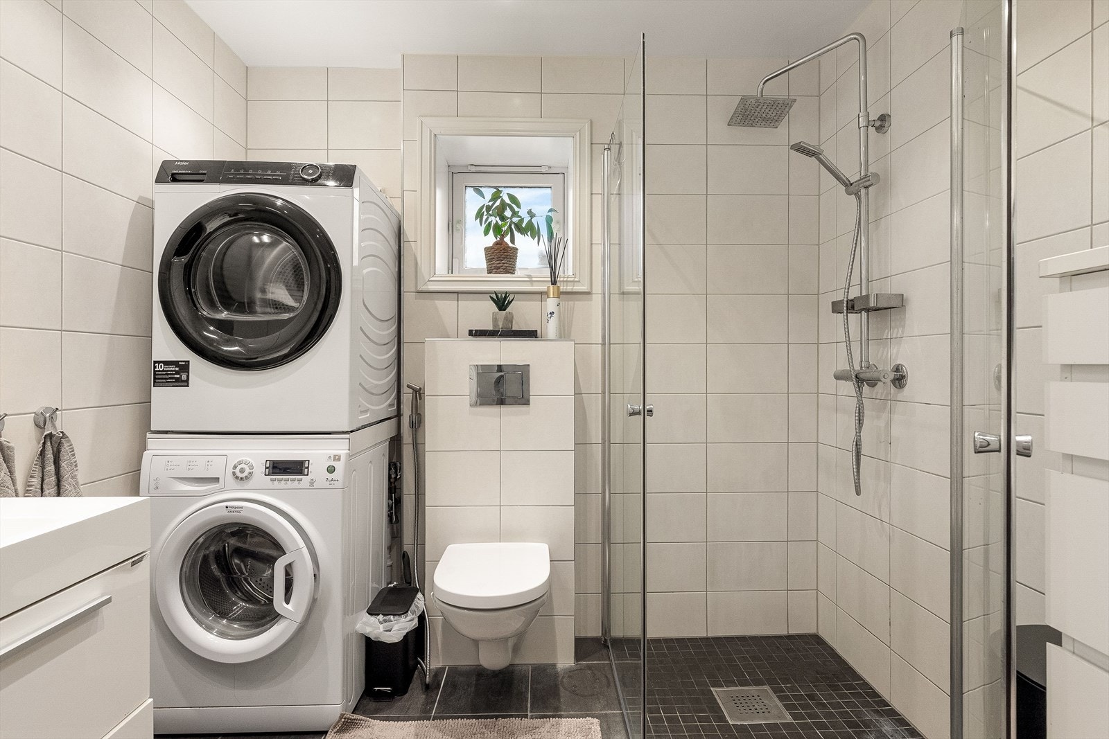 Badet i første etasje fra 2015 fremstår som svært delikat med grå fliser på gulv, kremhvite fliser på vegg, gulvvarme og downlights. Innredningen består av et hvitt servantmøblement med glatte fronter. Galleribilde