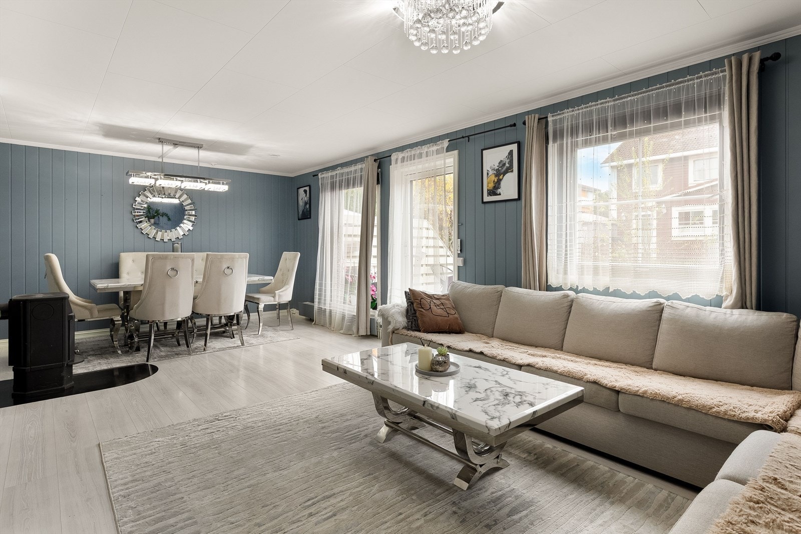 Rekkehuset har en tiltalende stue beliggende i første etasje. Galleribilde