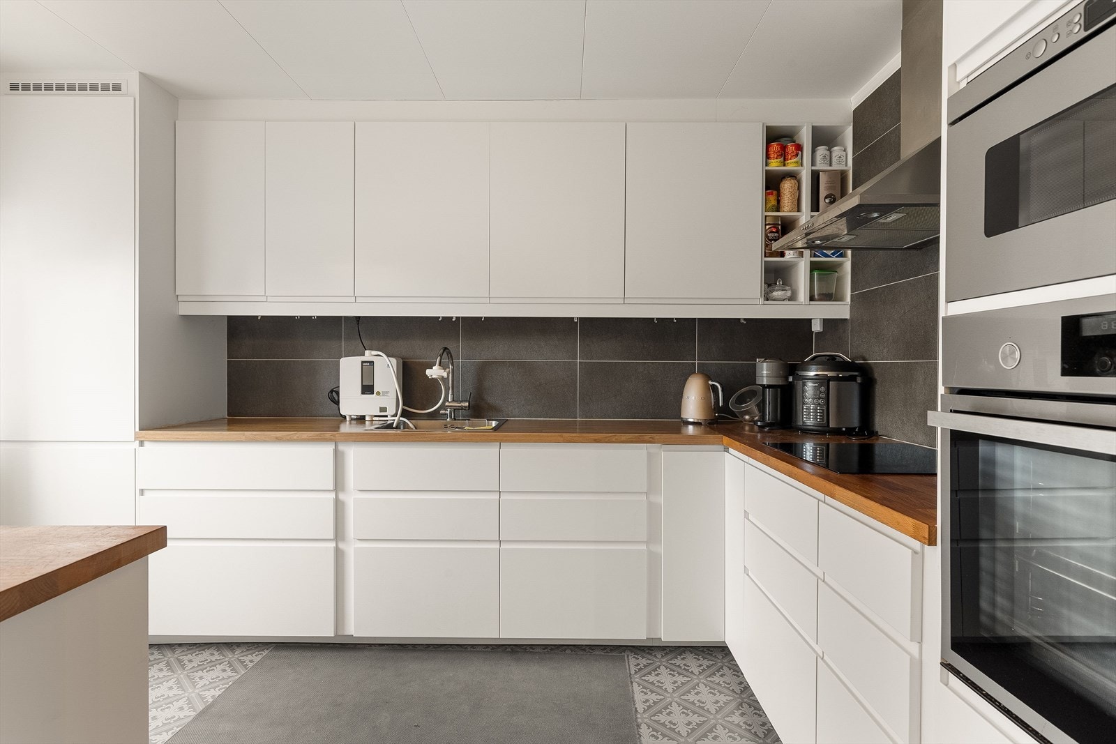 Kjøkkenet er holdt i en lys og moderne stil som kler boligen godt. Galleribilde