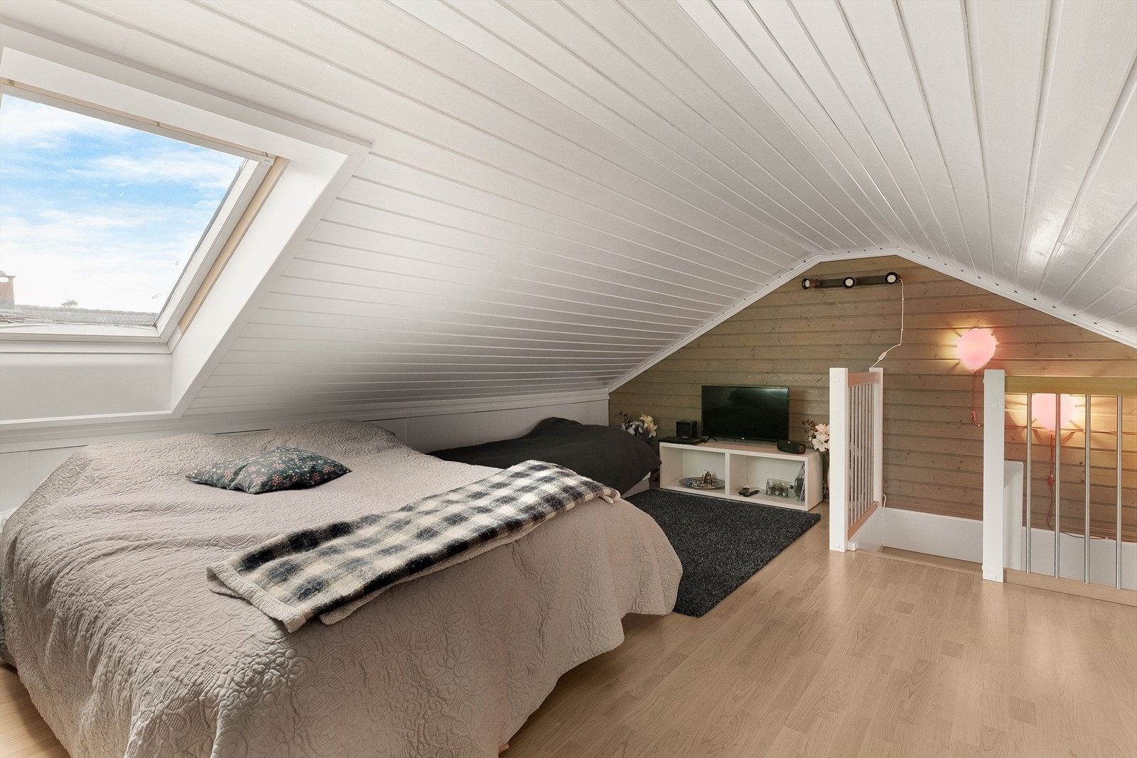 Som et godt supplement til stuen er det også en trivelig loftstue med oppbevaringsmuligheter i kneloft. Galleribilde