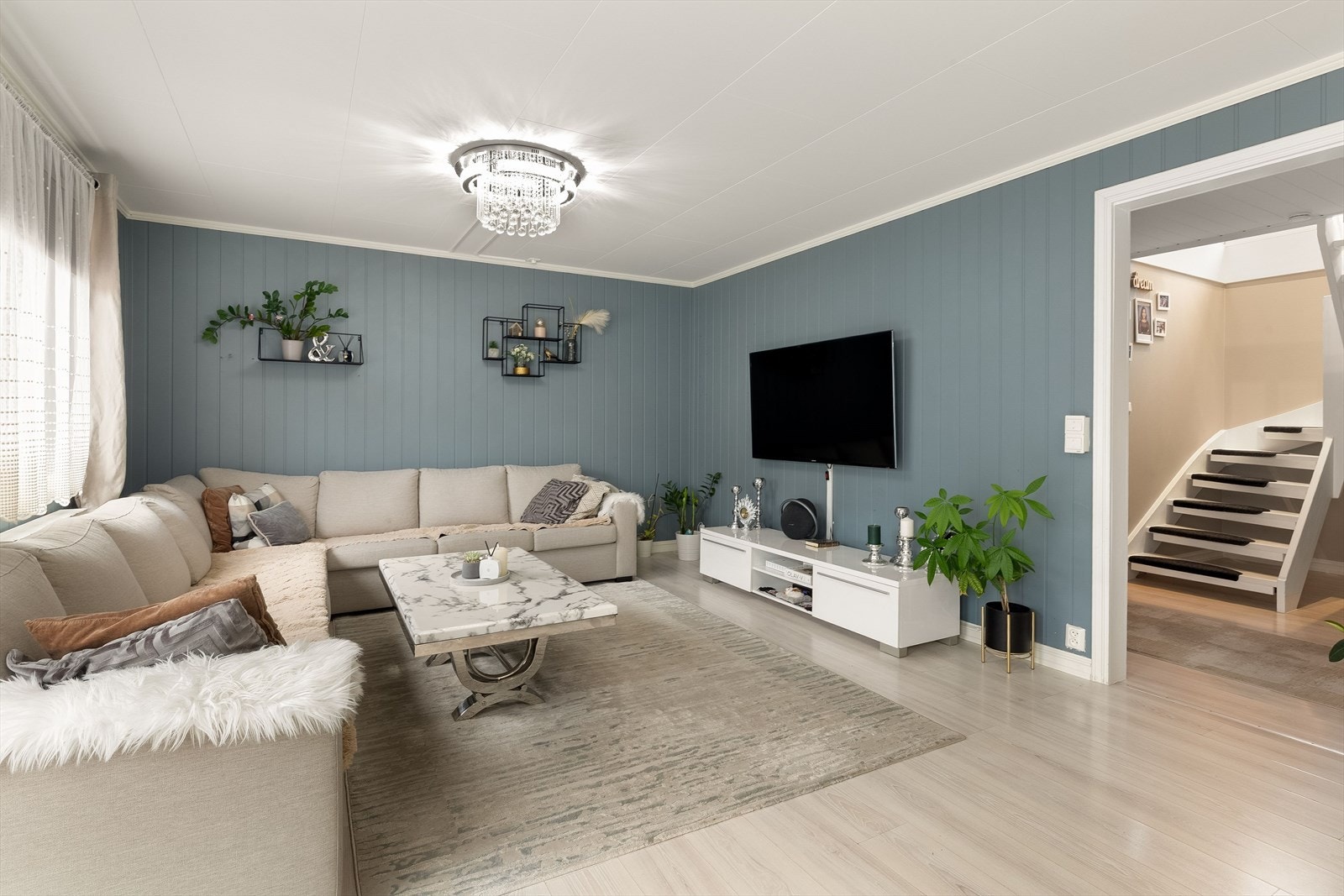 Det er parkering i rekkegarasje som er utstyrt med elektrisk portåpner. I tillegg er det godt med gjesteparkering på fellesområdet. Galleribilde