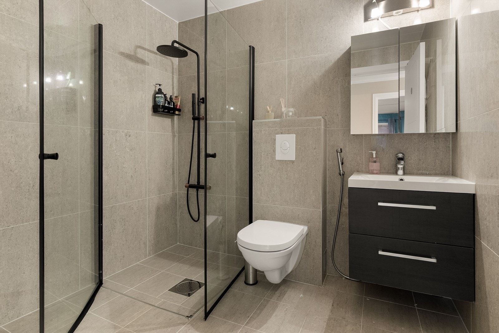 Stilrent bad i andre etasje i en moderne stilpreg. Galleribilde