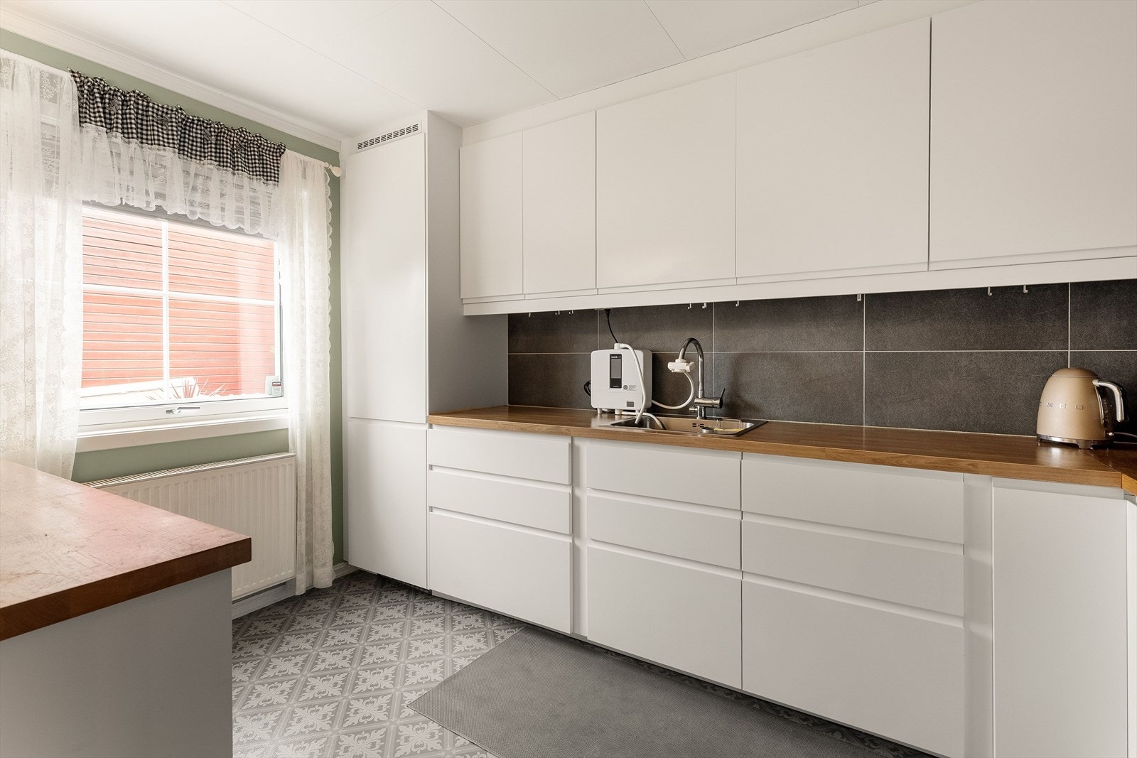 Integrerte hvitevarer som platetopp, stekeovn, mikro, oppvaskmaskin og kombiskap (kjøl/frys). Galleribilde