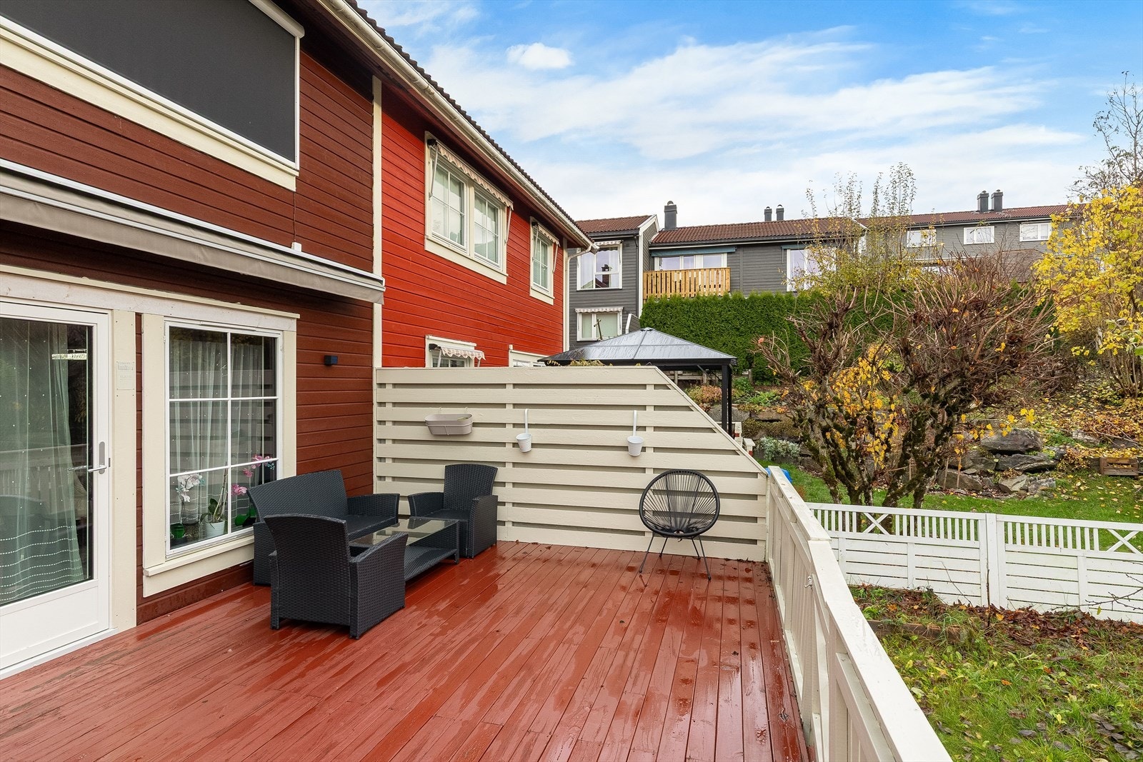 Utvendig er det montert motorisert markise ved terrasse og utvendige, motoriserte screens ved to soverom. Galleribilde