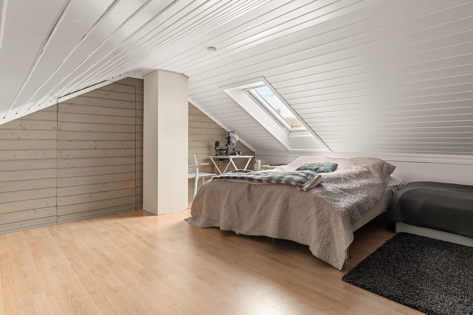 Det gjøres oppmerksom på at loftsstue ikke er byggemeldt til varig opphold, det er dagens bruk som er omtalt i salgsoppgaven. Galleribilde